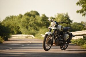 Royal-Enfield-Classic-350-bikes-under-2-lakh-in-India